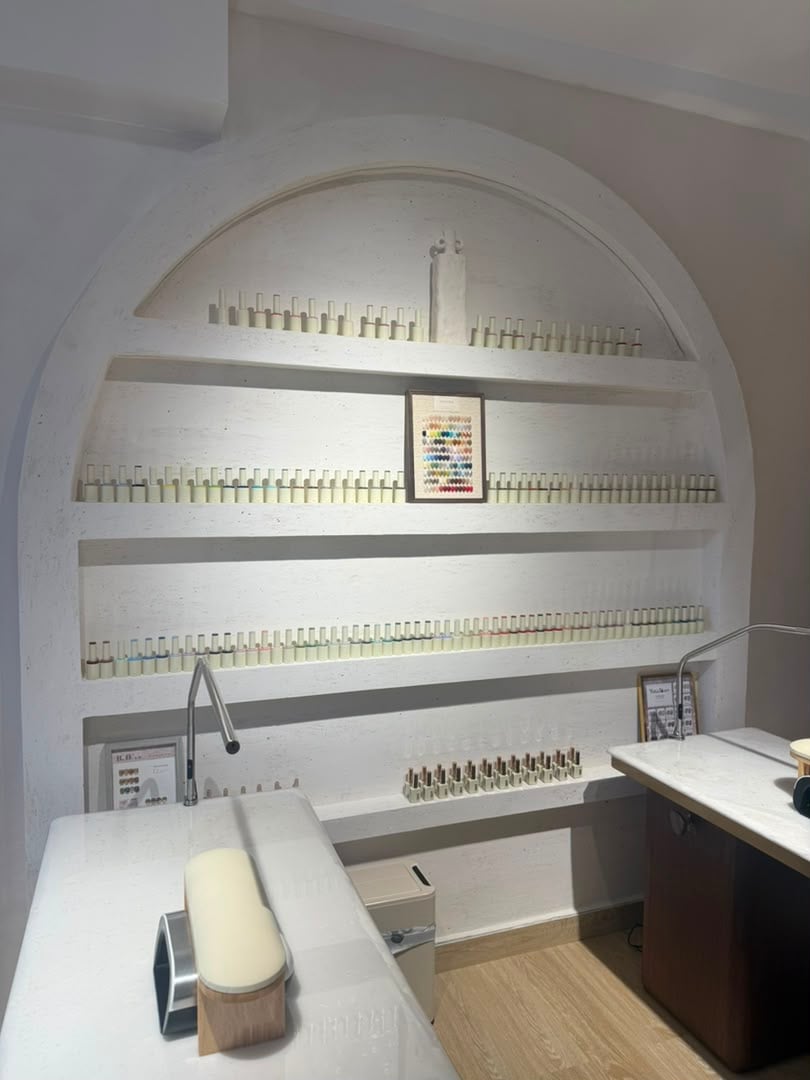 Espace onglerie — niche arquée vernis